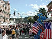 Howe Ave. crowd